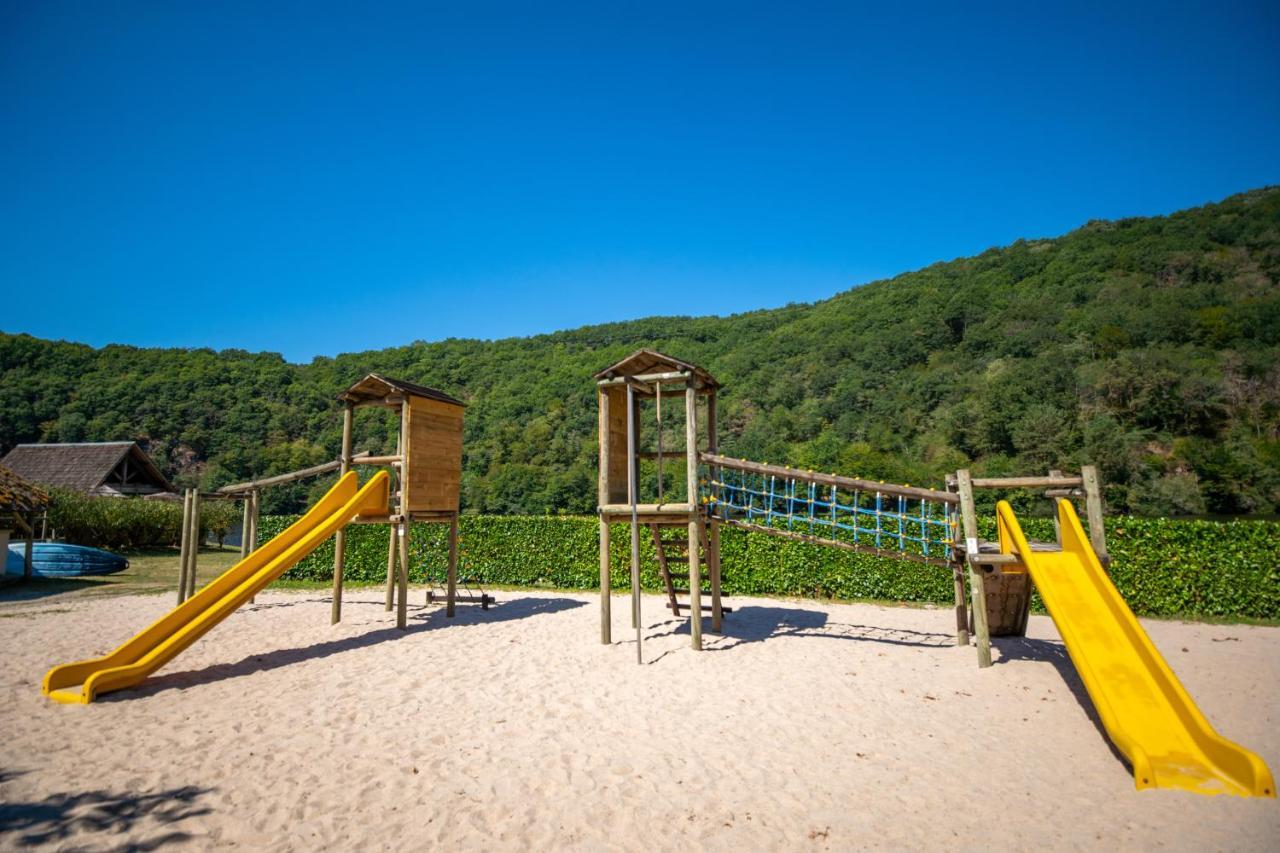 Camping Le Chateau Du Gibanel Saint-Martial-Entraygues Exteriér fotografie