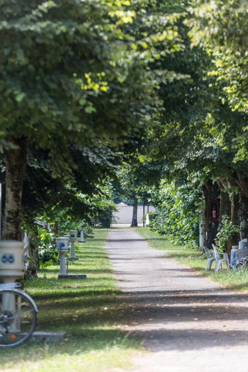 Camping Le Chateau Du Gibanel Saint-Martial-Entraygues Exteriér fotografie